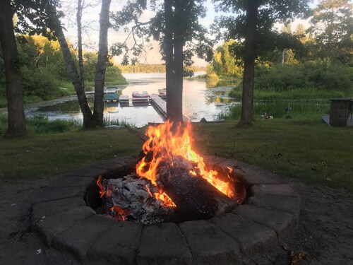 Lakeside Cottage at Bolton Bay on Long Lake