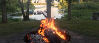 Lakeside Cottage at Bolton Bay on Long Lake