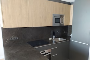 Een koelkast, een microgolfoven, een oven, een kookplaat