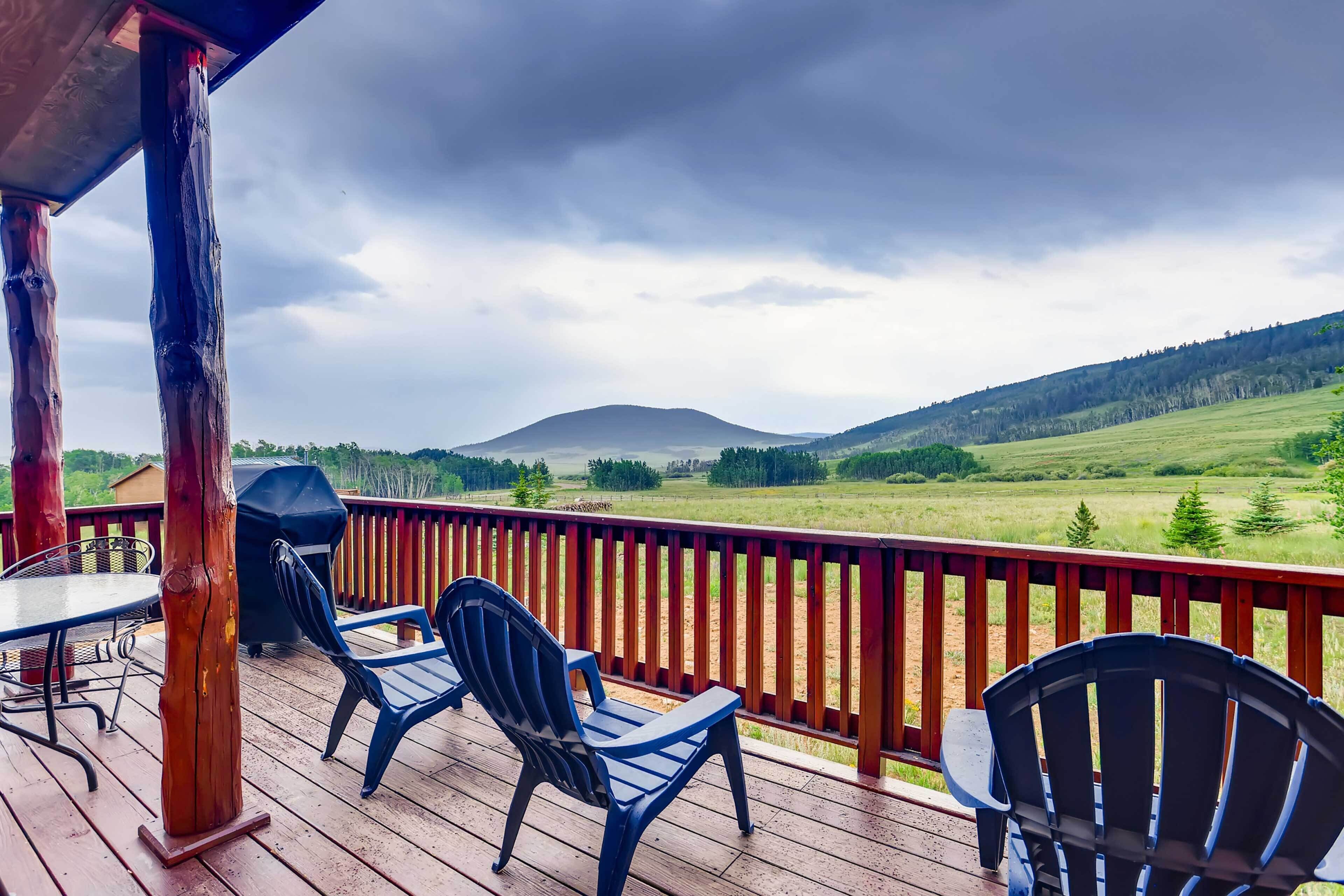 Round Hill Retreat: Breathtaking Mtn Views!