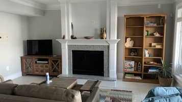 Smart-tv, pejs, dvd-afspiller, bøger