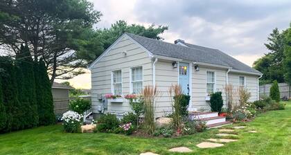 Cozy Summer Cottage Minutes from Narragansett Beaches