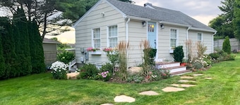 Cozy Summer Cottage Minutes from Narragansett Beaches