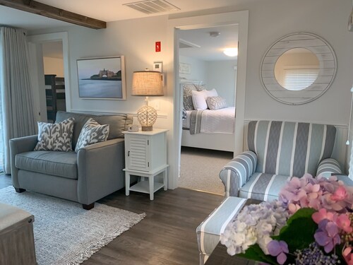 Cozy Summer Cottage Minutes from Narragansett Beaches