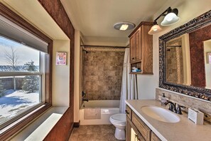 Kostenlose Toilettenartikel, Haartrockner, Handtücher