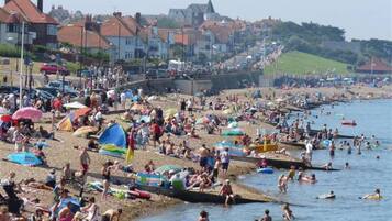 Apartamento, várias camas | Praia | Perto da praia