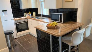 Apartamento, várias camas | Cozinha privada | Geladeira, micro-ondas, fogão, cooktop