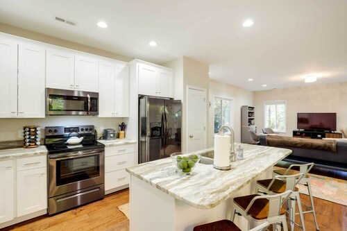 Luxe Mountain Home Near Ridgecrest & Asheville!