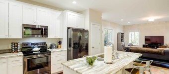 Luxe Mountain Home Near Ridgecrest & Asheville!