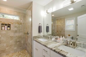 Articles de toilette gratuits, sèche-cheveux, serviettes fournies