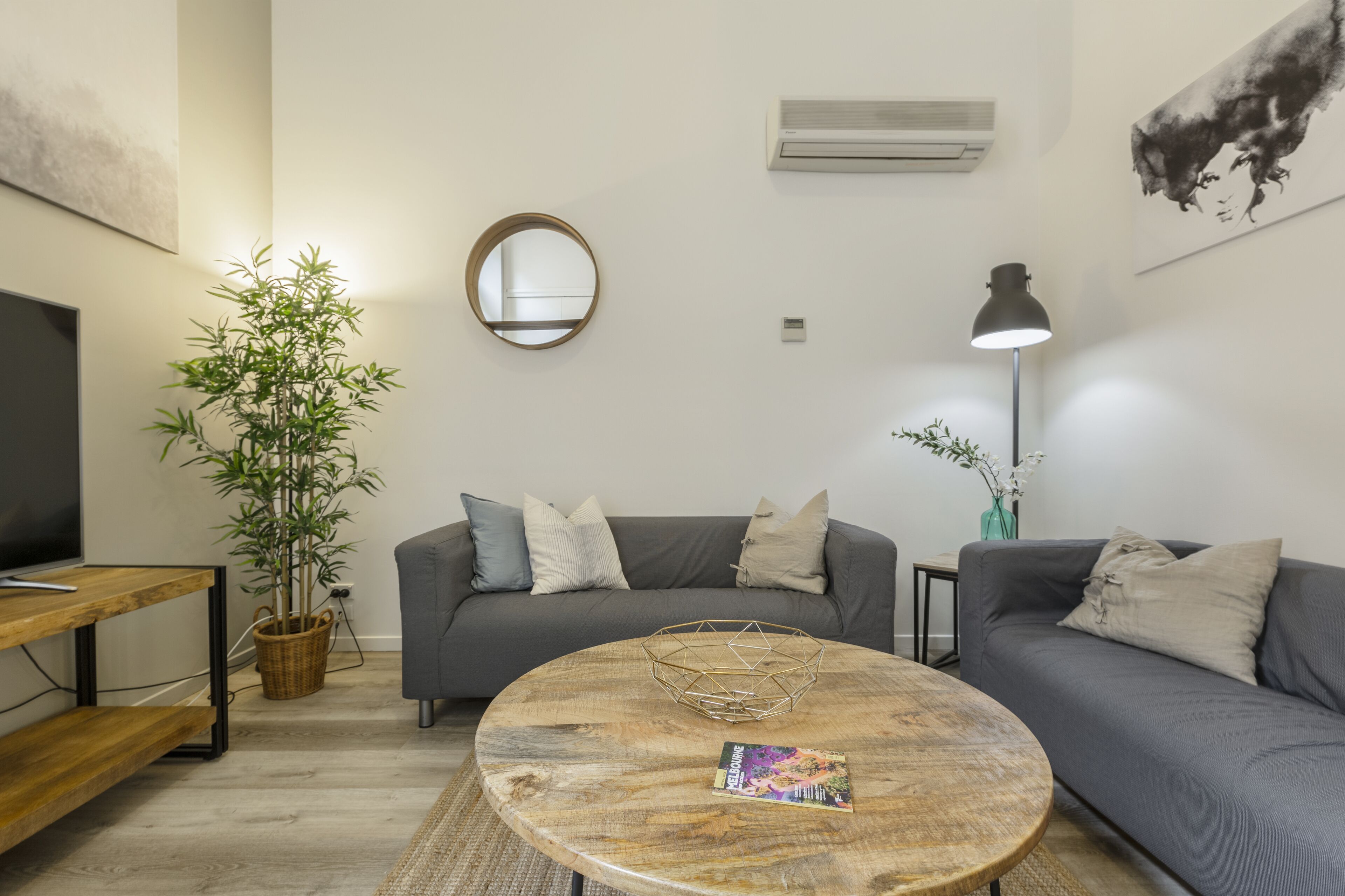 Chic Laneway Apartment on Famous Degraves Street! 