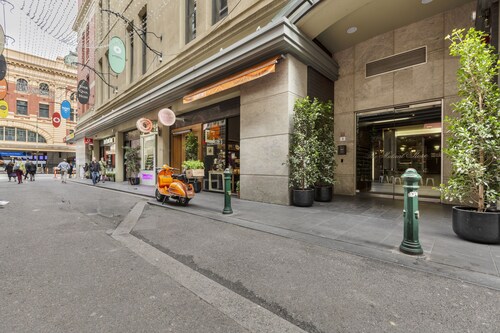 Chic Laneway Apartment on Famous Degraves Street