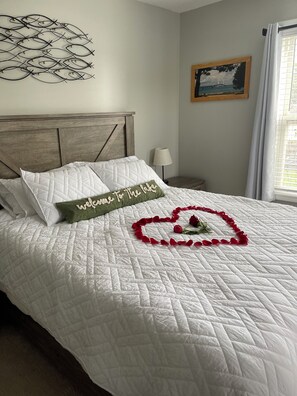 3 bedrooms, desk, iron/ironing board, free WiFi - Water Front Home: Fisherman's' dream with private dock and beautiful sunsets (Brownstown Charter Township)