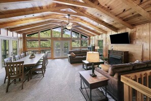 TV, fireplace, table tennis, stereo - Doc's Lake Escape - Covered slip, Hot tub Fire Pit (Speedwell)