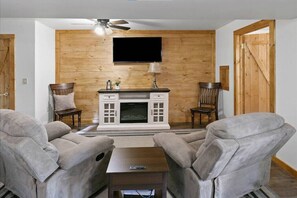 Televisión, chimenea, tenis de mesa y estéreo