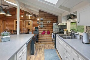 Fridge, microwave, oven, stovetop - Doc's Lake Escape - Covered slip, Hot tub Fire Pit (Speedwell)