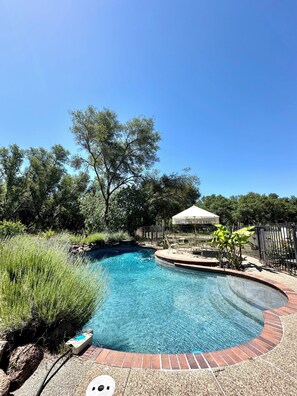 Una piscina al aire libre