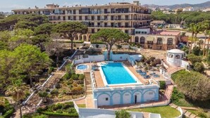 Un hôtel doté d’une piscine, de plusieurs balcons et d’un jardin aménagé.