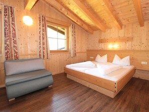 4 bedrooms, desk, internet