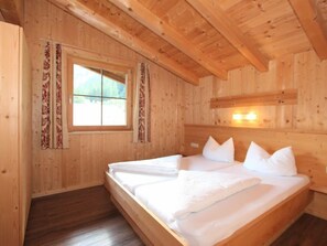 4 bedrooms, desk, Internet