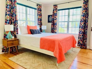 6 Schlafzimmer, Betten mit Memory-Foam-Matratzen, Schreibtisch