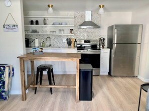 Kylskåp, mikrovågsugn, spishäll och diskmaskin