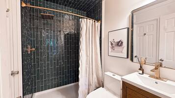 Ensemble baignoire-douche, séchoir à cheveux, serviettes fournies, savon