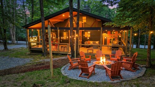 Retro Mountain Chalet – Sauna, Hot Tub & Outdoor Theater