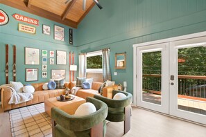 Smart TV, fireplace - Retro Mountain Chalet – Sauna, Hot Tub & Outdoor Theater (Beech Mountain)