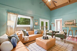 Smart TV, fireplace - Retro Mountain Chalet – Sauna, Hot Tub & Outdoor Theater (Beech Mountain)
