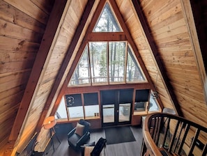 TV connectée, cheminée, jeux vidéo, lecteur de DVD