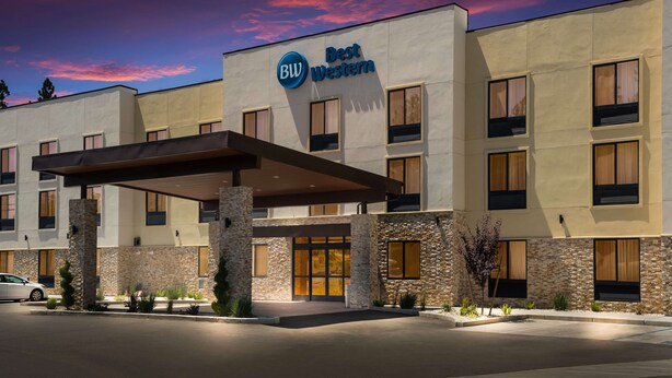 Un hôtel Best Western doté d’une façade moderne, agrémentée d’éléments en pierre et d’un porche abrité.