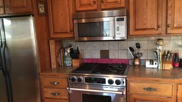 KĂŒhlschrank, Mikrowelle, Ofen, Herdplatte