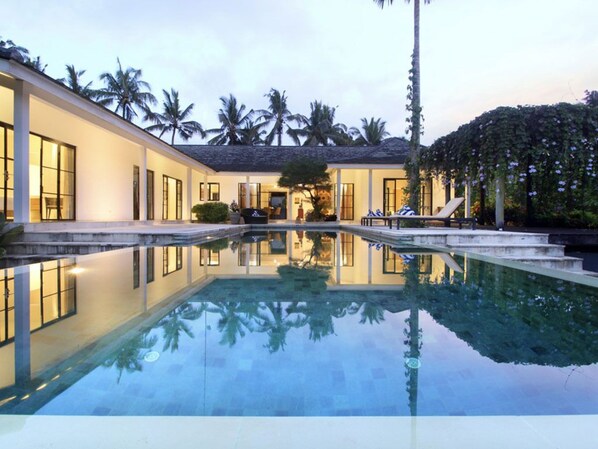 Outdoor pool, pool loungers