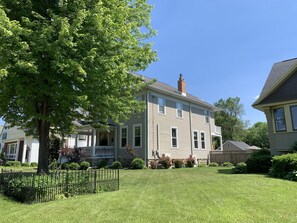 Exterior - Spacious home with extras for your Air Venture week! Sleeps up to 10. (Oshkosh)