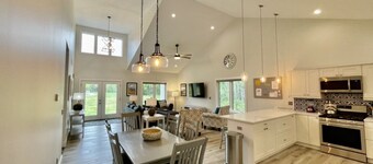 FALL SPECIAL: Book 2 nights / get 1 free! Sleeps 10-Near dwntwn NOV-APRIL CLEAN!