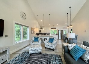 Smart TV - WOW! Book 2 nights / 1 FREE! NOV-APRIL Sleeps 10 Near dwntwn. 3 bed/2bath CLEAN! (Traverse City)