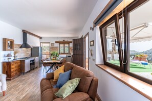 TV, books - Villa for 4 with feature pool & great reviews (Bedar)