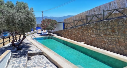 Villa for 4 with feature pool & great reviews