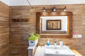 Dusj, hårføner og håndklær