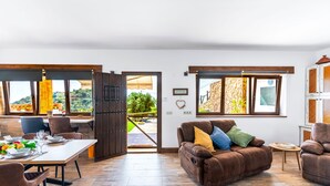 TV, books - Villa for 4 with feature pool & great reviews (Bedar)