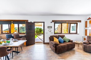 TV, books - Villa for 4 with feature pool & great reviews (Bedar)