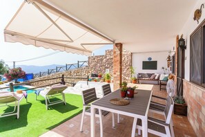 Outdoor dining - Villa for 4 with feature pool & great reviews (Bedar)