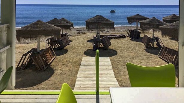 A beach view with thatched umbrellas and wooden chairs, a wooden deck, and a clear blue sea. - Villa for 4 with feature pool & great reviews (Bedar)