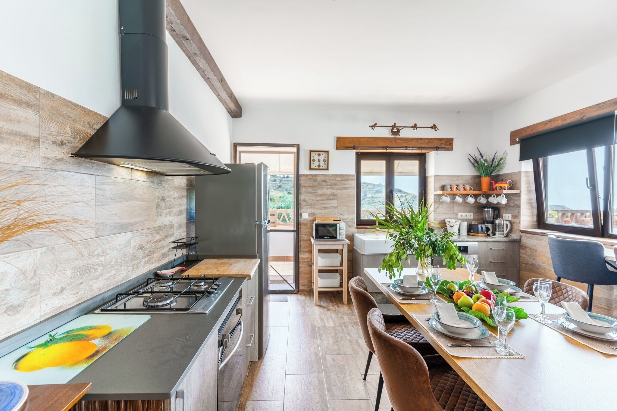 Frigorífico, microondas, horno y placa de cocina