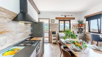 Frigorífico, microondas, horno y placa de cocina