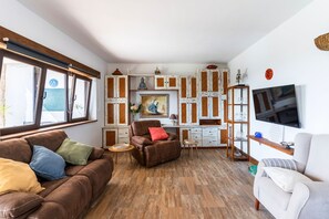 TV, books - Villa for 4 with feature pool & great reviews (Bedar)