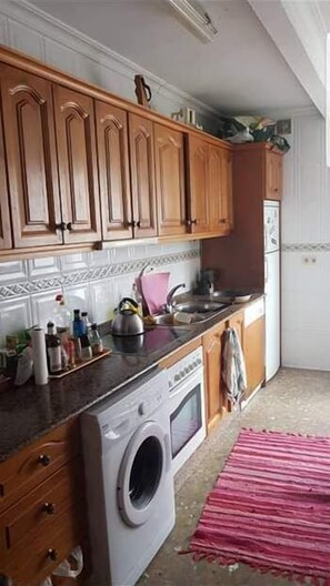 Een koelkast, een magnetron, een oven, een kookplaat