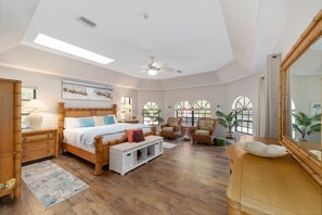 6 bedrooms, desk, iron/ironing board, travel crib