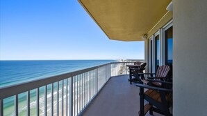 Ein Balkon mit Blick auf das Meer, inklusive Tisch und Stühlen.